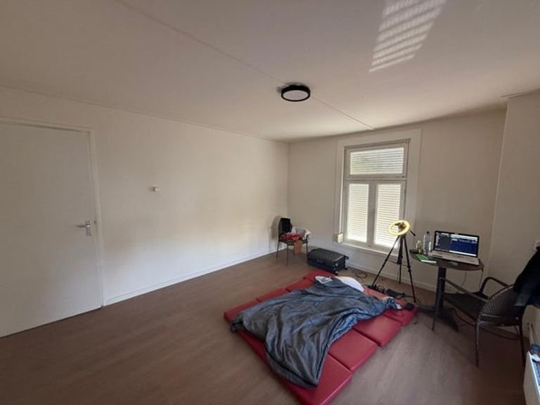 Renovated and 170m² near the city center - Image 12