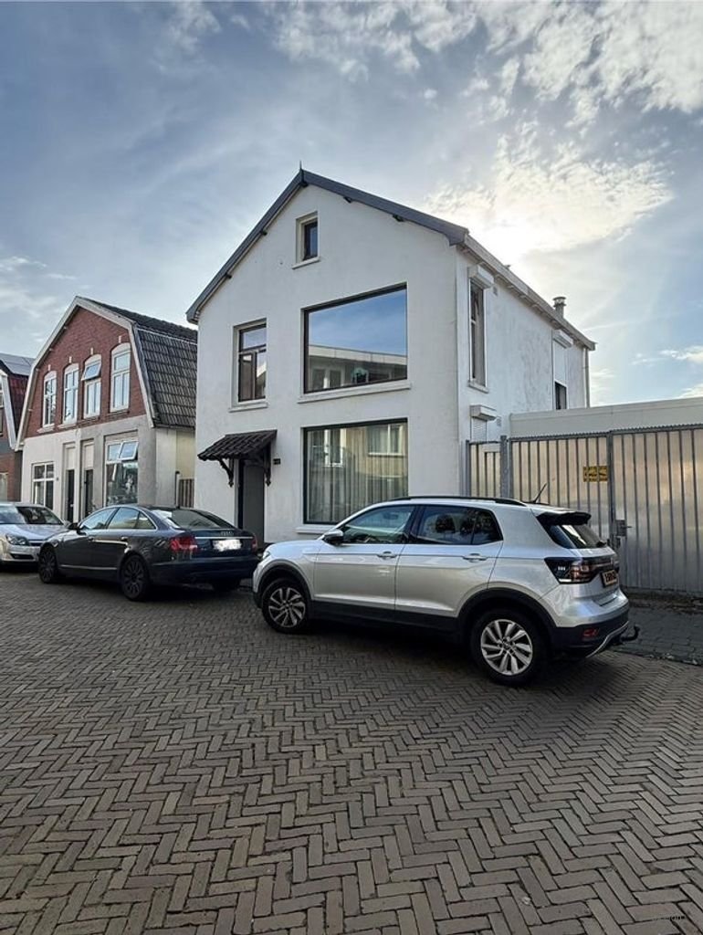 Renovated and 170m² near the city center - Image 1