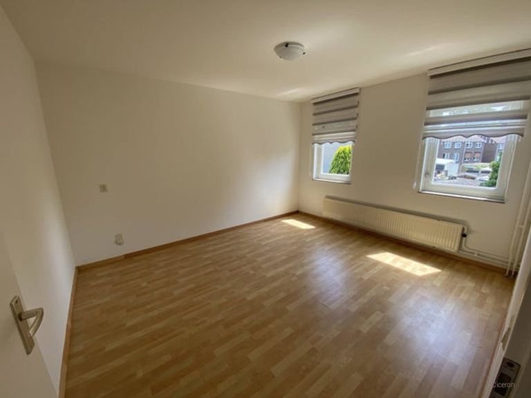 Bright terraced house with south-facing garden - Image 9