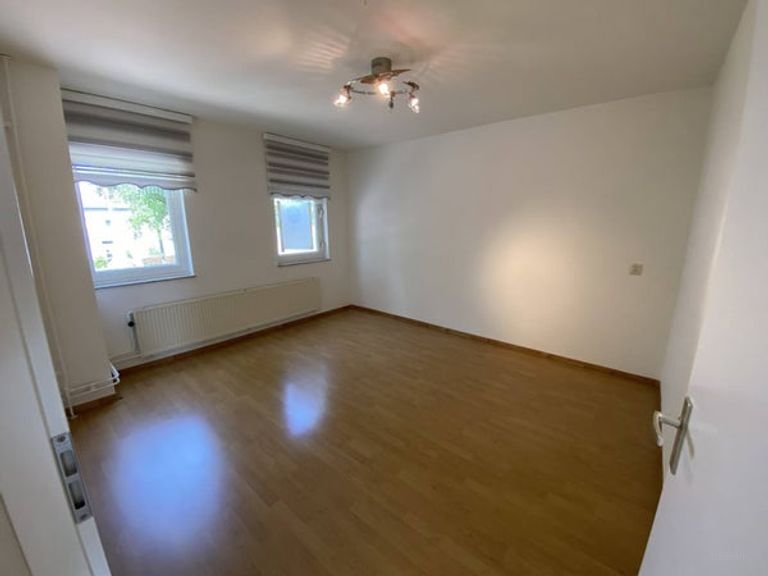 Bright terraced house with south-facing garden - Image 11