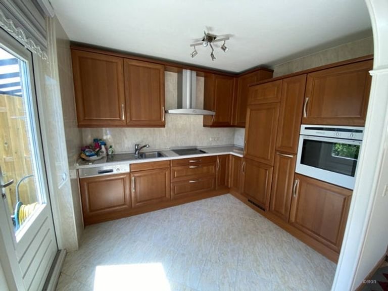 Bright terraced house with south-facing garden - Image 4