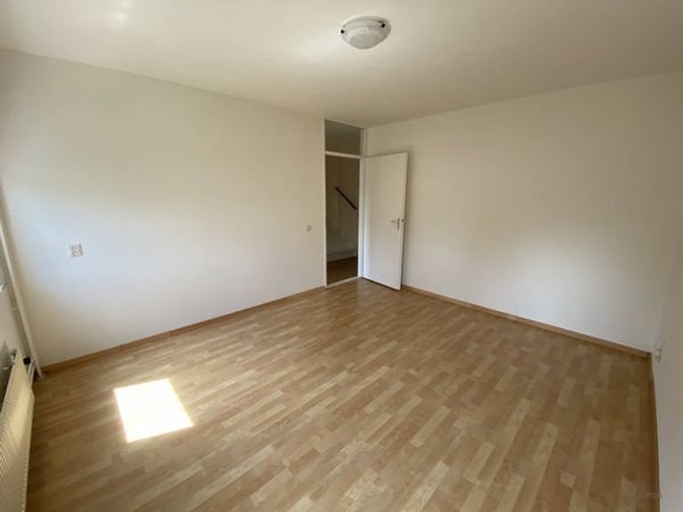 Bright terraced house with south-facing garden - Image 10