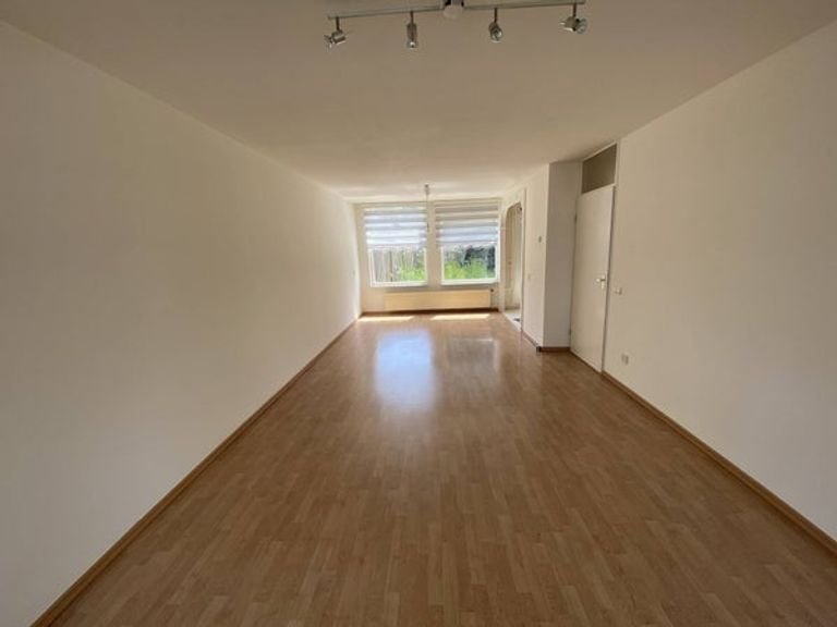 Bright terraced house with south-facing garden - Image 2