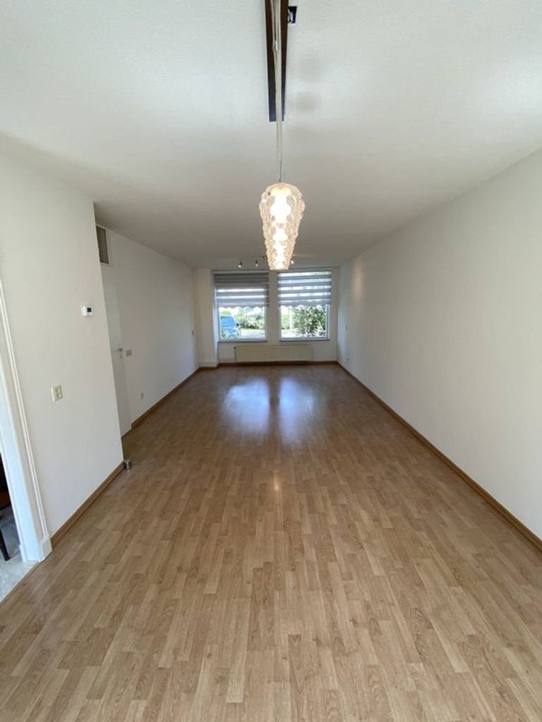 Bright terraced house with south-facing garden - Image 3