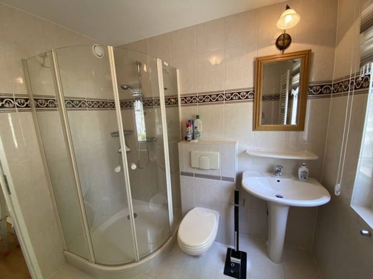 Bright terraced house with south-facing garden - Image 18