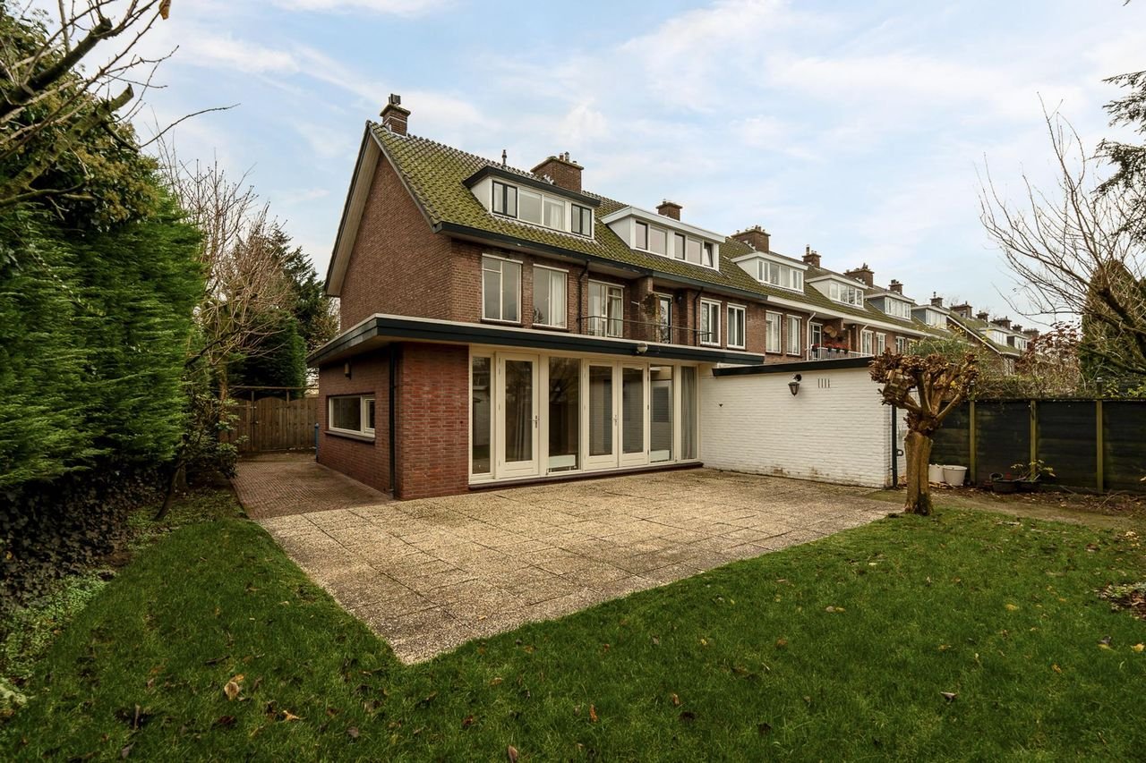 Uitgebouwde hoekwoning met royale tuin - Afbeelding 1