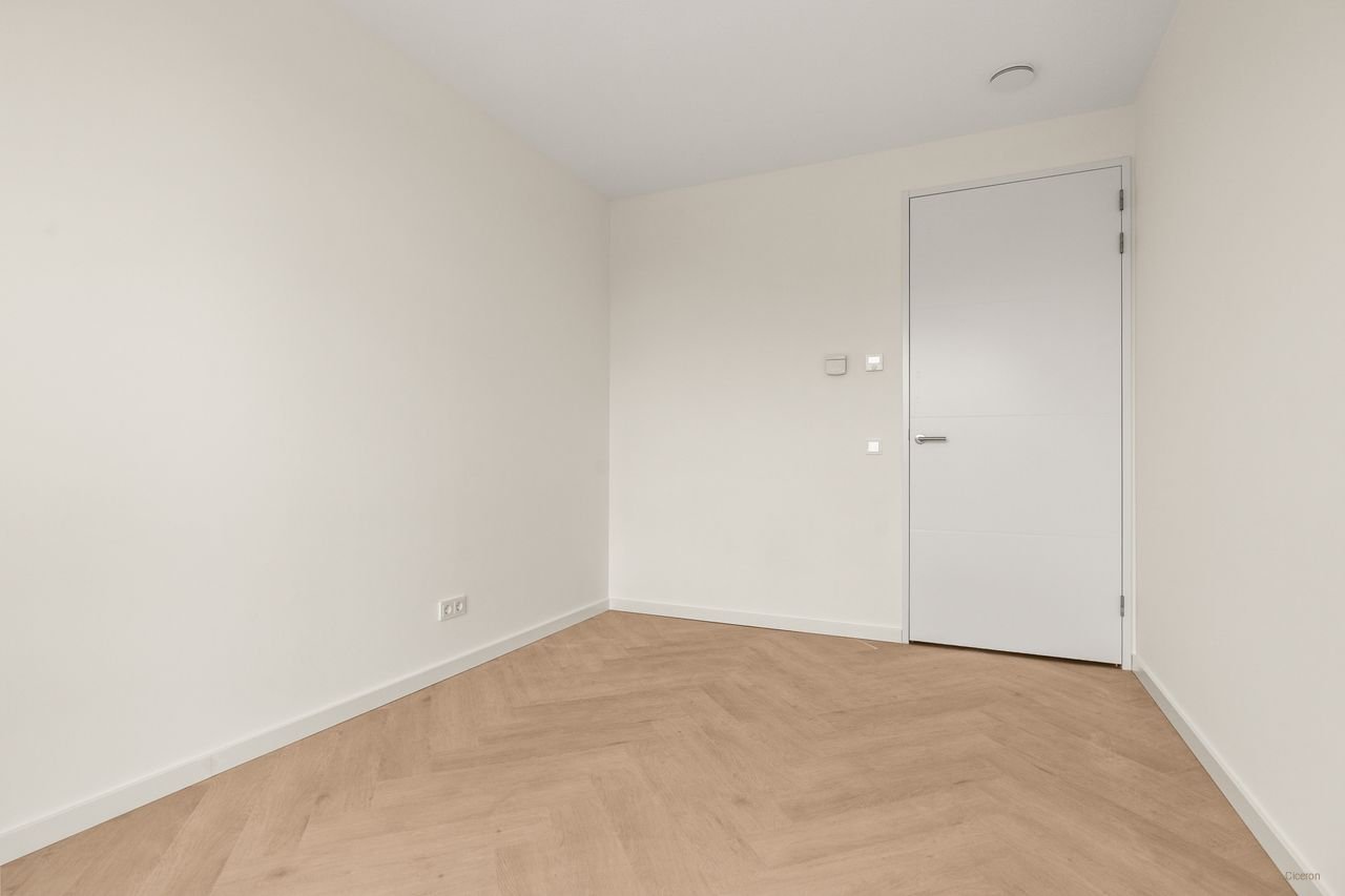 Energy-efficient apartment with south-facing balcony - Image 17