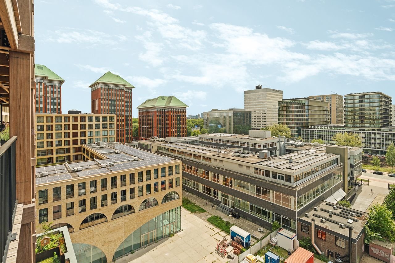 Energy-efficient apartment with south-facing balcony - Image 1