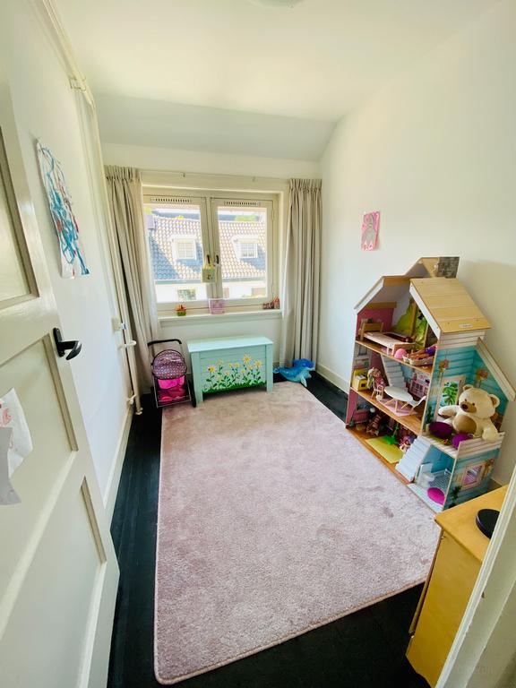 Unfurnished family home with garden - Image 11