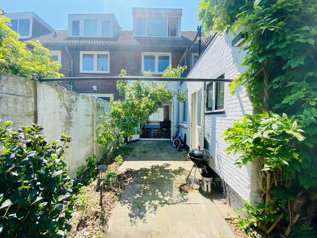 Unfurnished family home with garden - Image 17