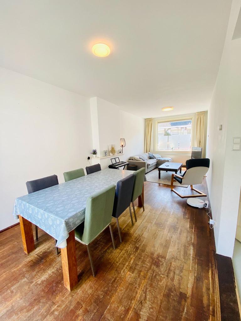 Unfurnished family home with garden - Image 3