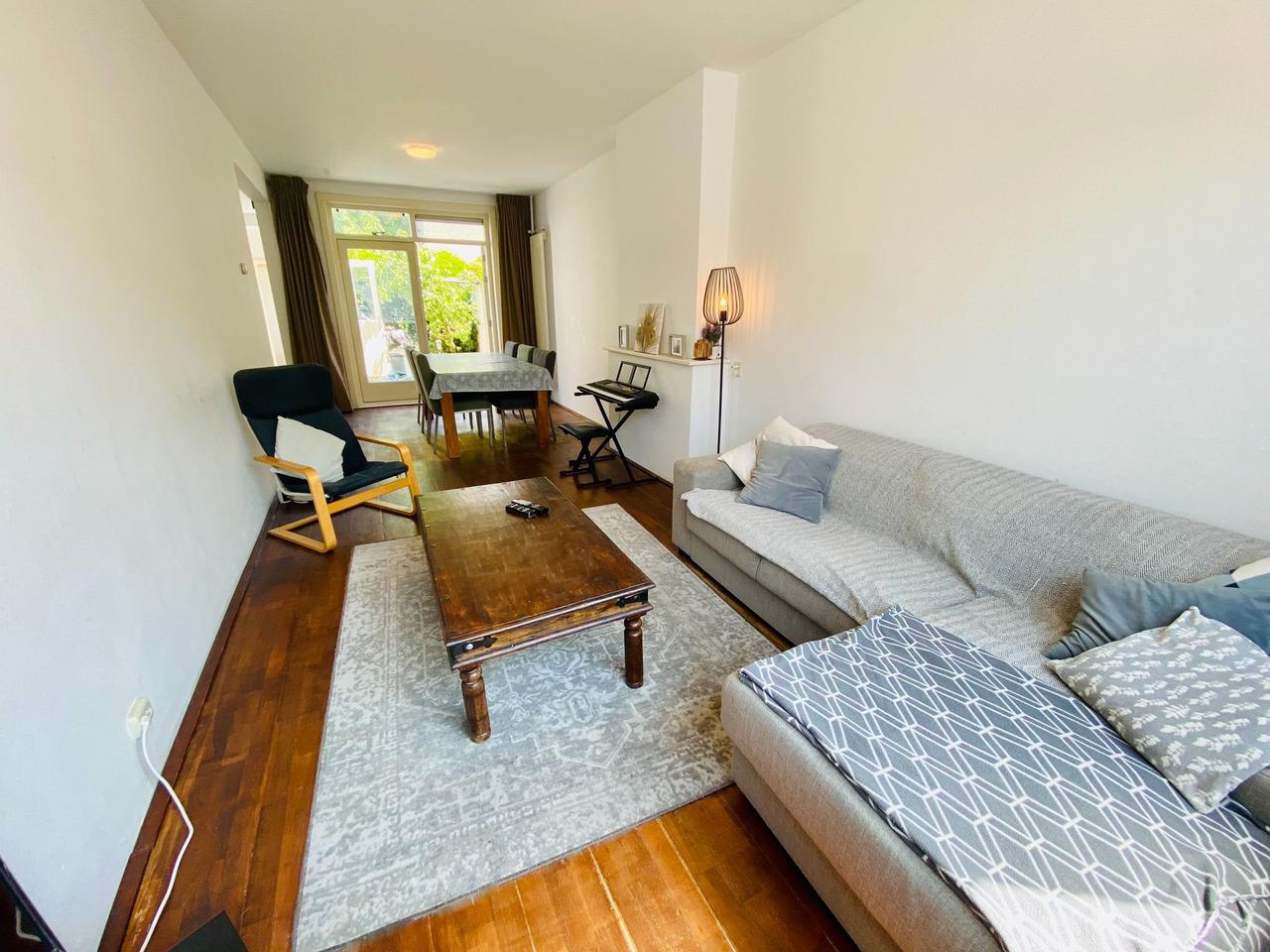Unfurnished family home with garden - Image 2