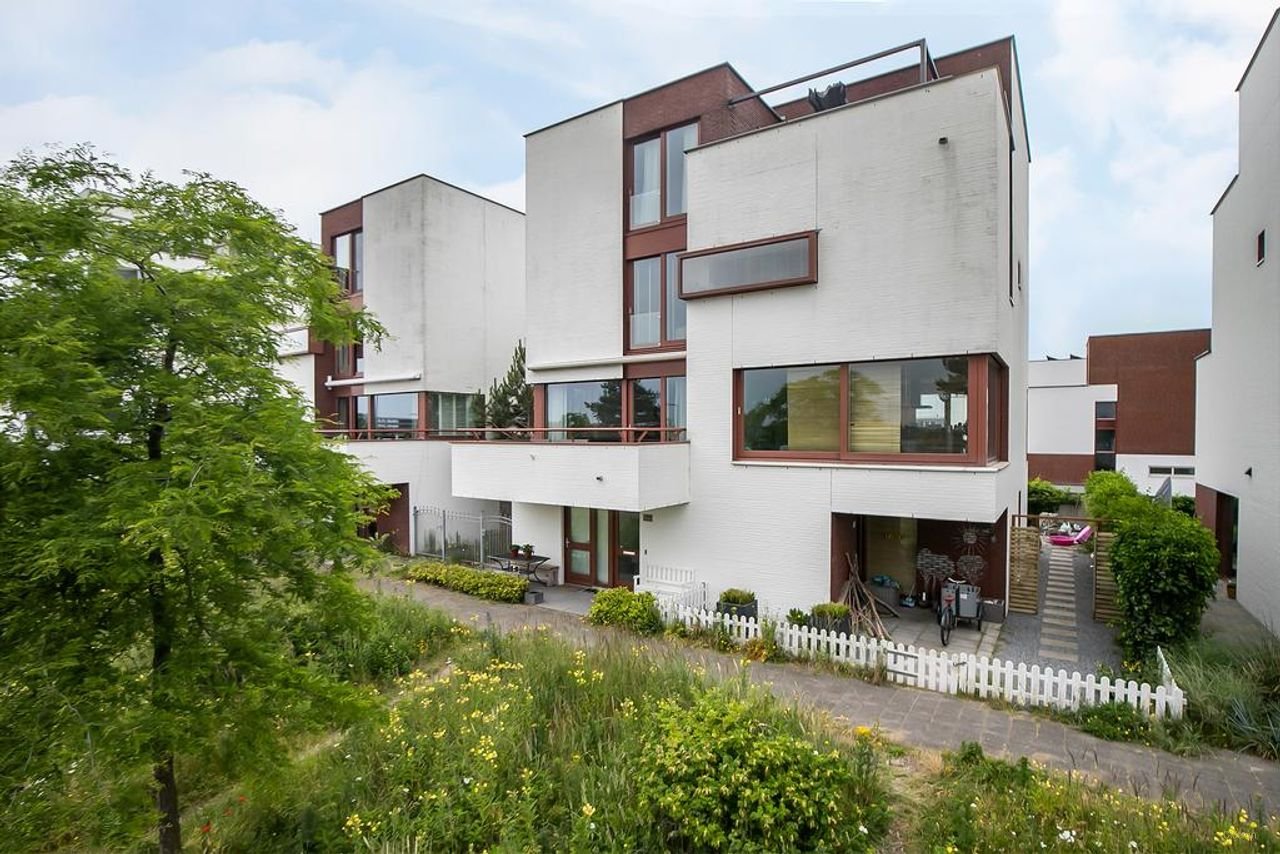 Spacious home with sauna and views - Image 1