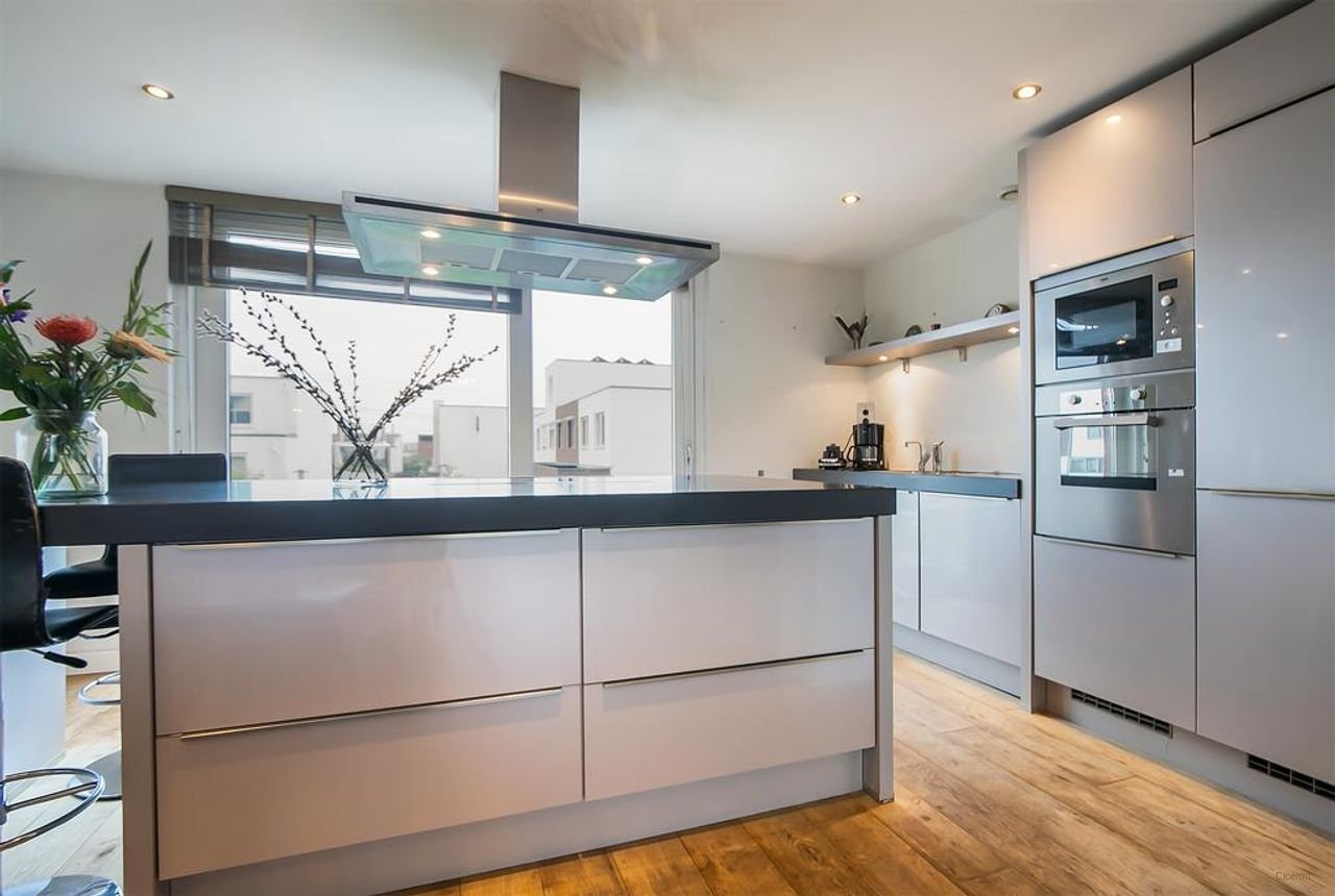Spacious home with sauna and views - Image 16