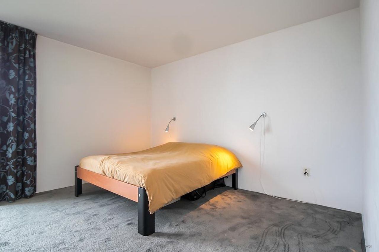 Spacious home with sauna and views - Image 22