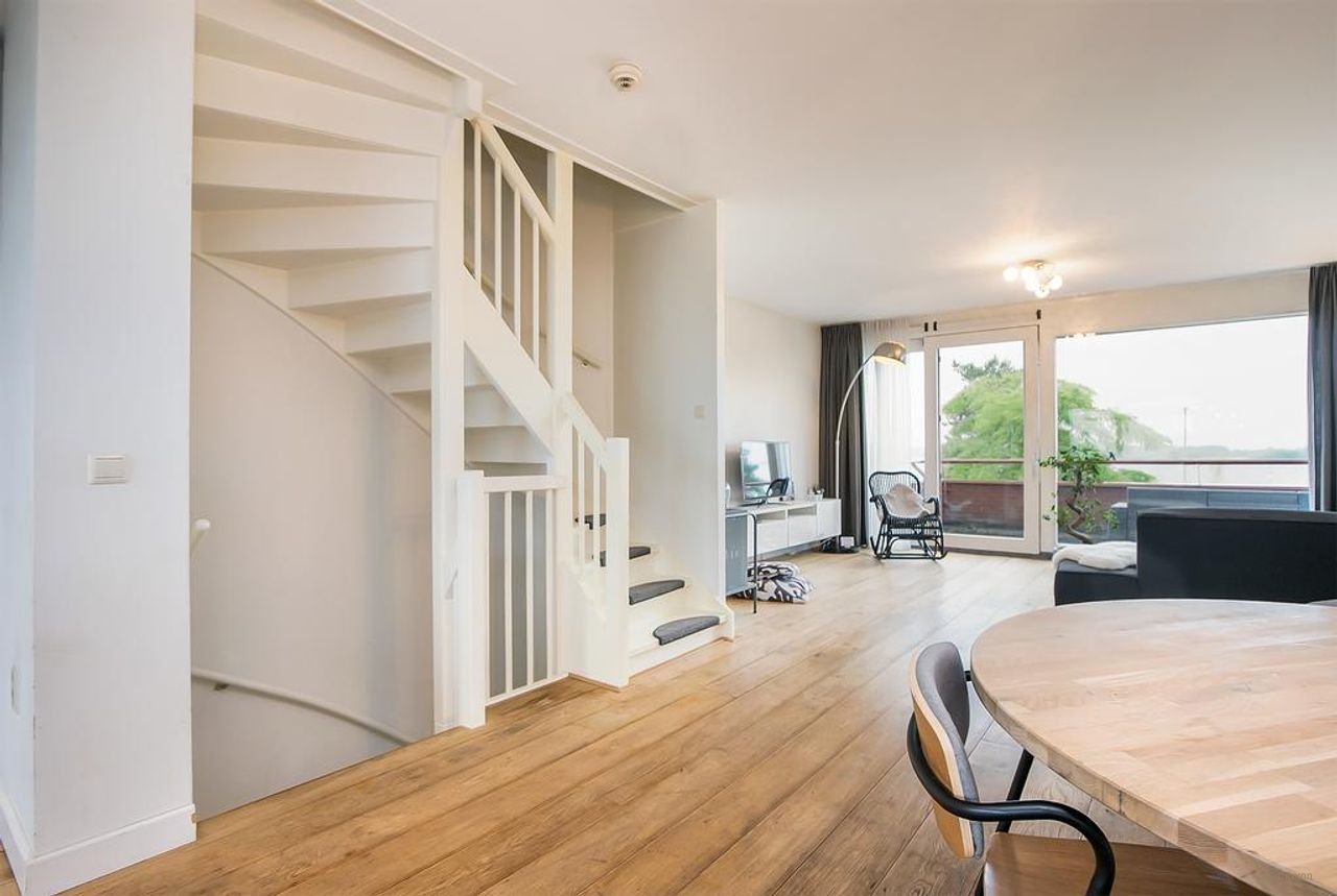 Spacious home with sauna and views - Image 14