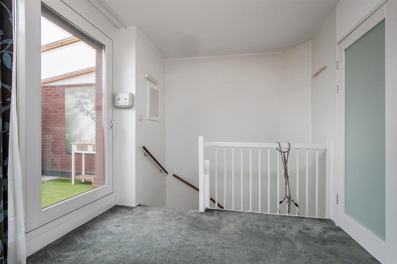 Spacious home with sauna and views - Image 26