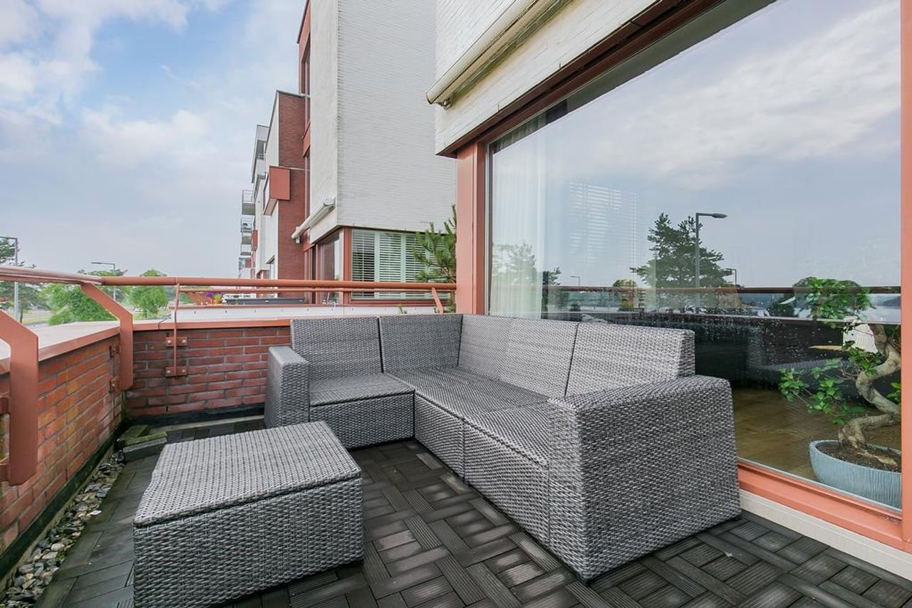 Spacious home with sauna and views - Image 29