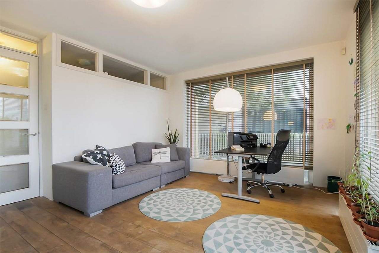 Spacious home with sauna and views - Image 7