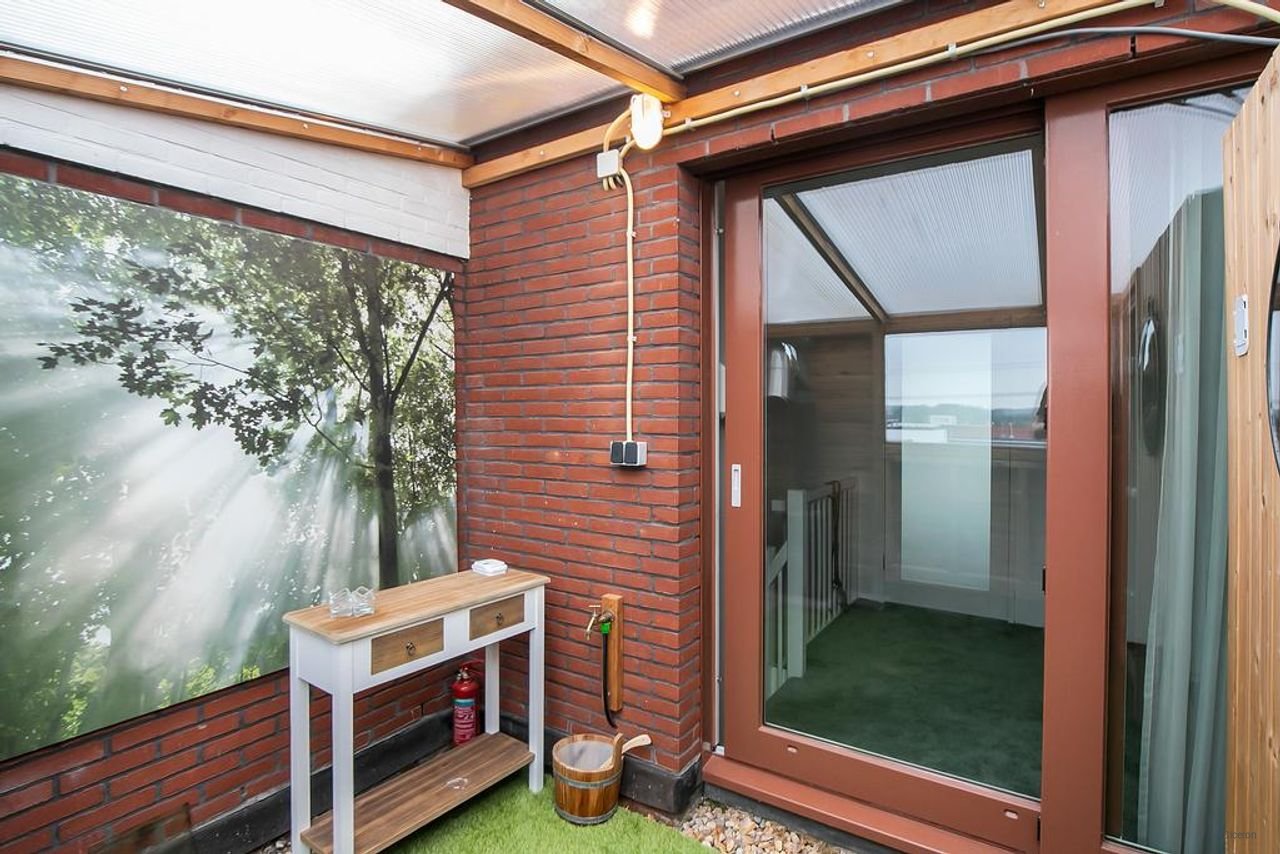 Spacious home with sauna and views - Image 28