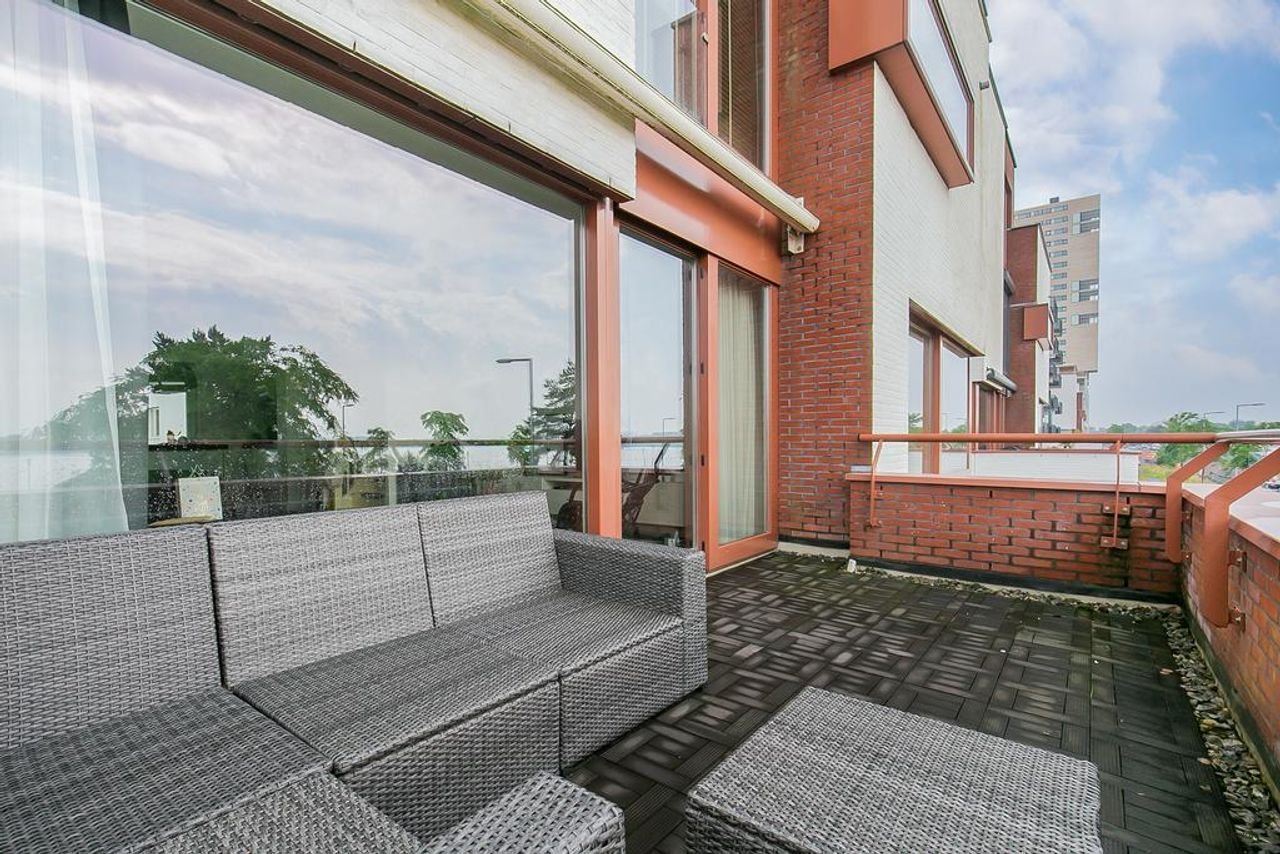 Spacious home with sauna and views - Image 30