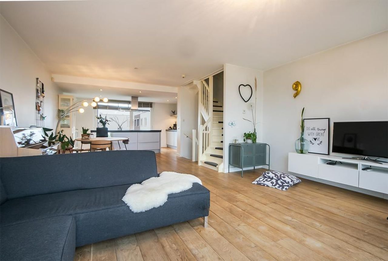 Spacious home with sauna and views - Image 10