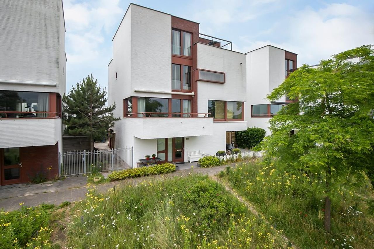 Spacious home with sauna and views - Image 3