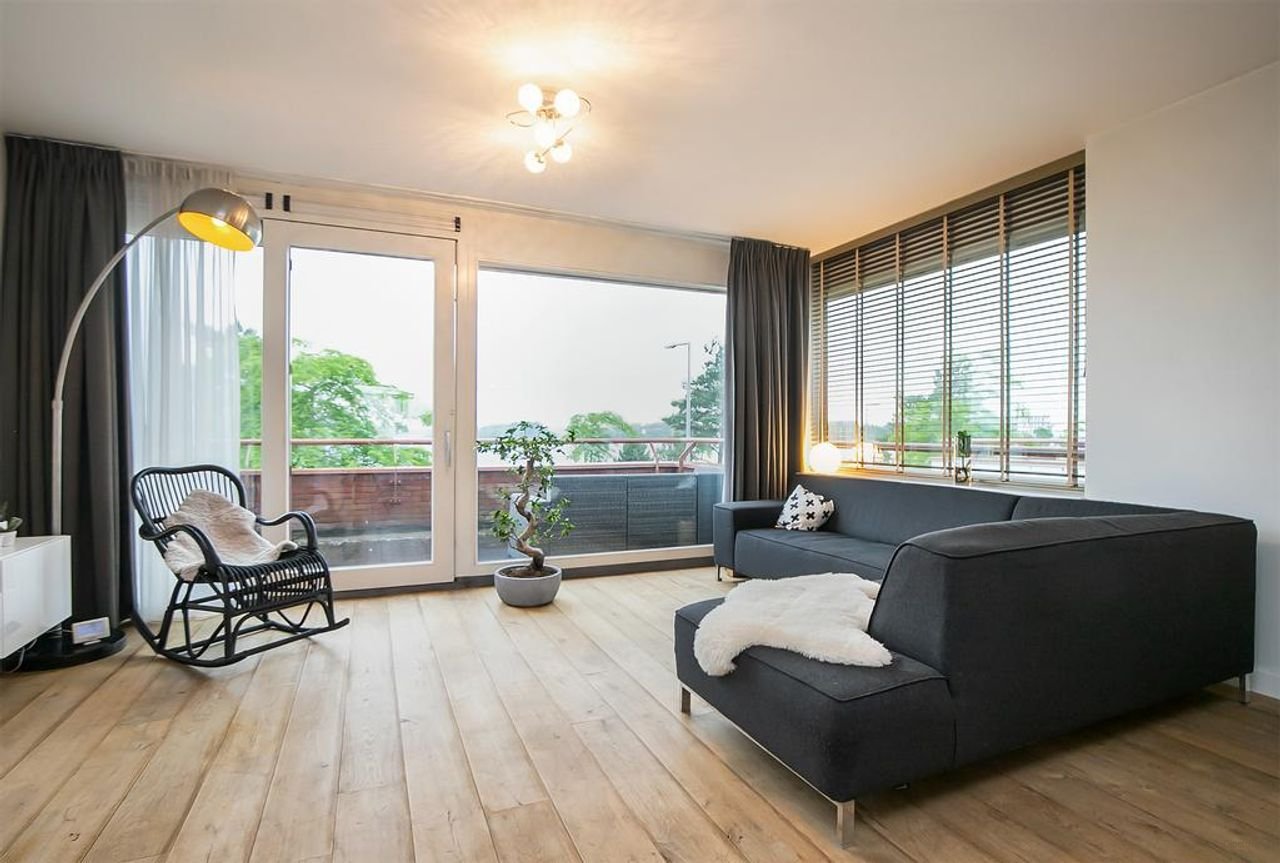 Spacious home with sauna and views - Image 11