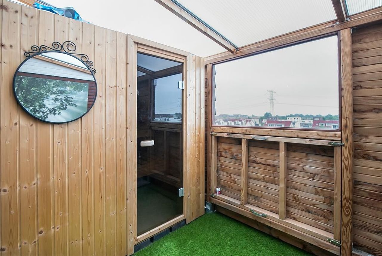 Spacious home with sauna and views - Image 27