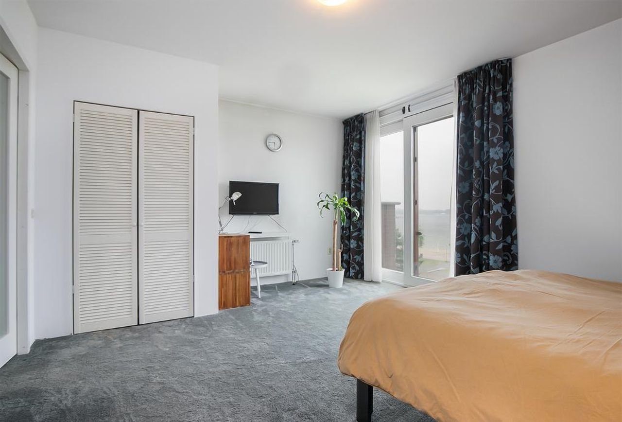 Spacious home with sauna and views - Image 21