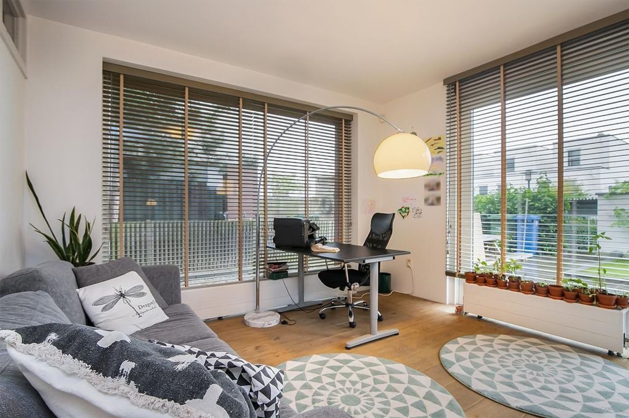 Spacious home with sauna and views - Image 6