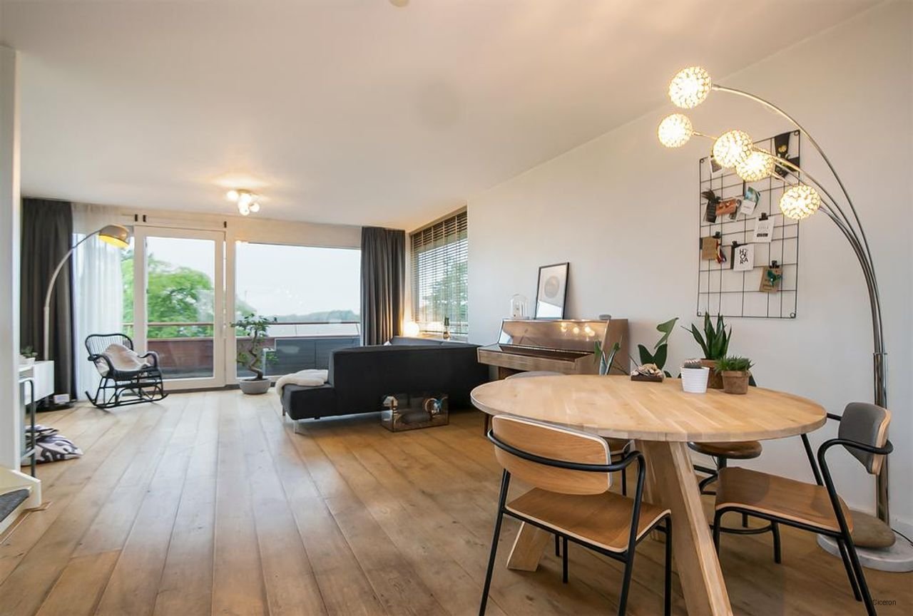 Spacious home with sauna and views - Image 13