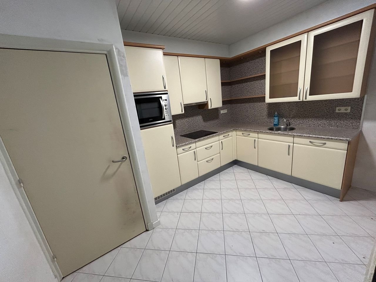 Spacious apartment with parking space in Kerkrade - Image 9