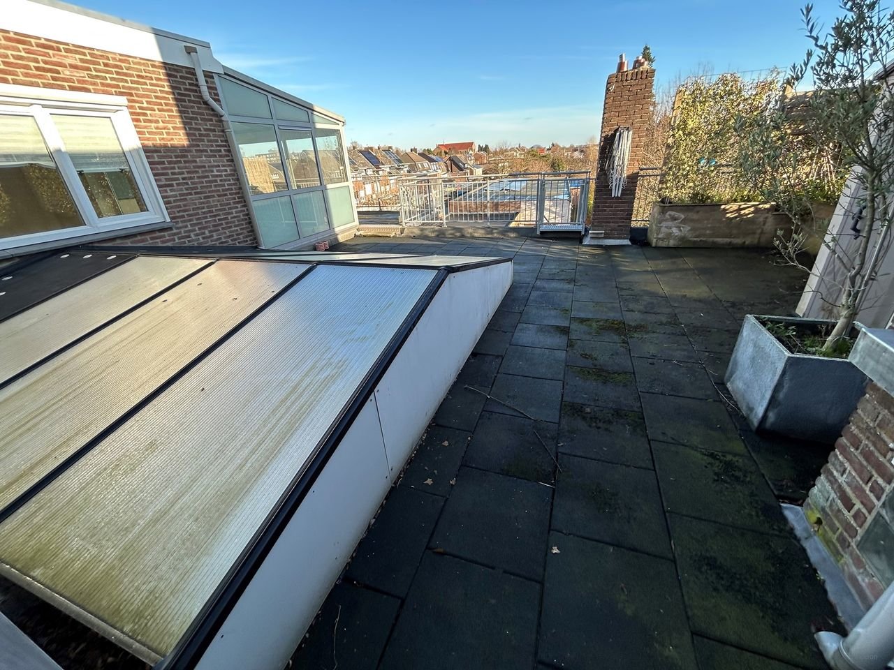 Spacious living with roof terrace - Image 7