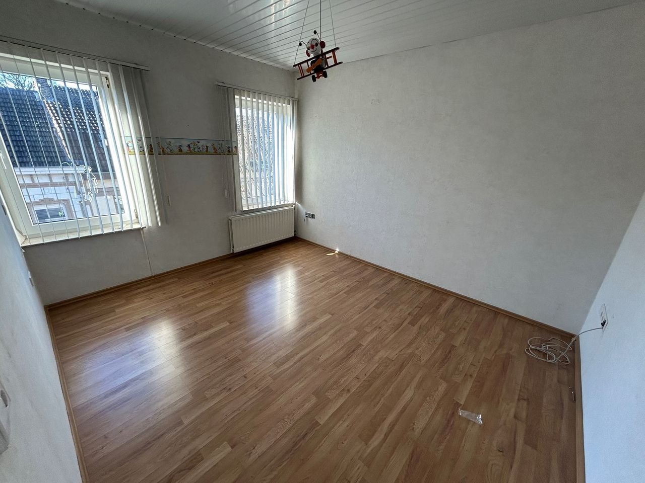 Spacious living with roof terrace - Image 11