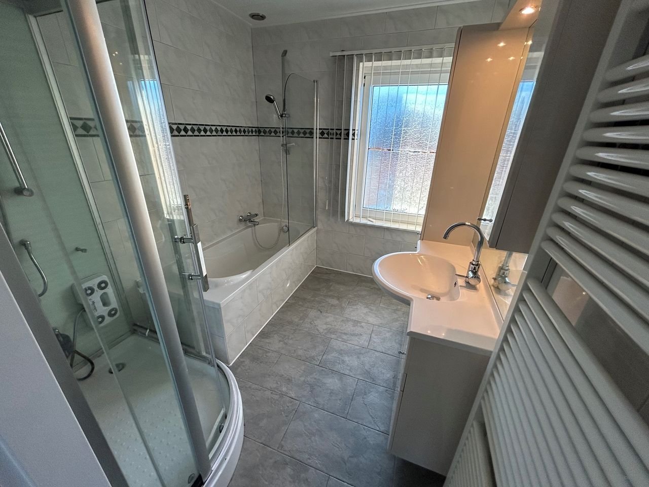 Spacious living with roof terrace - Image 13