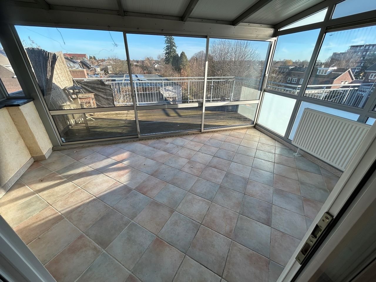 Spacious living with roof terrace - Image 6