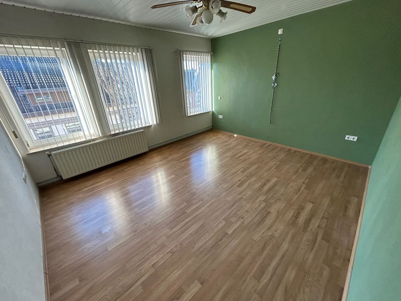 Spacious living with roof terrace - Image 10