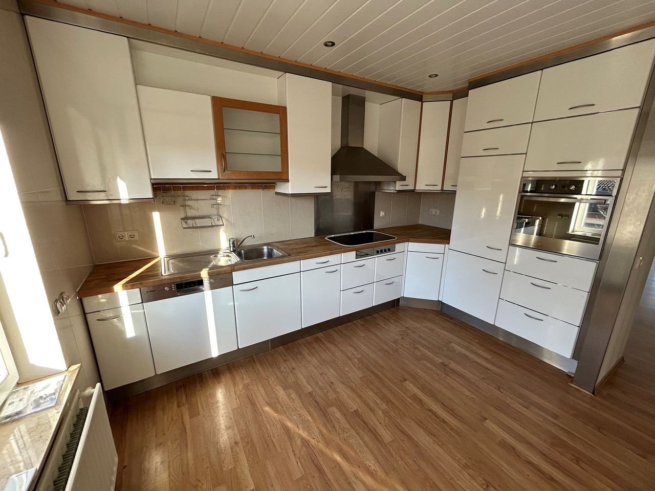 Spacious living with roof terrace - Image 8