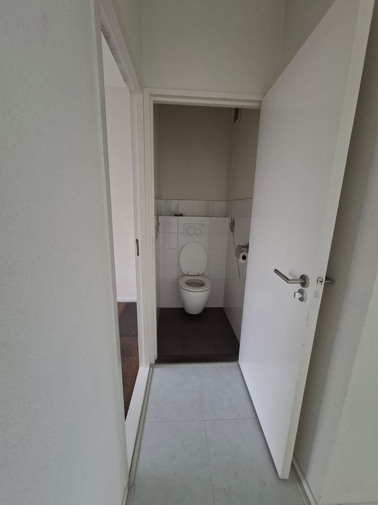 Apartment with balcony and park view - Image 1