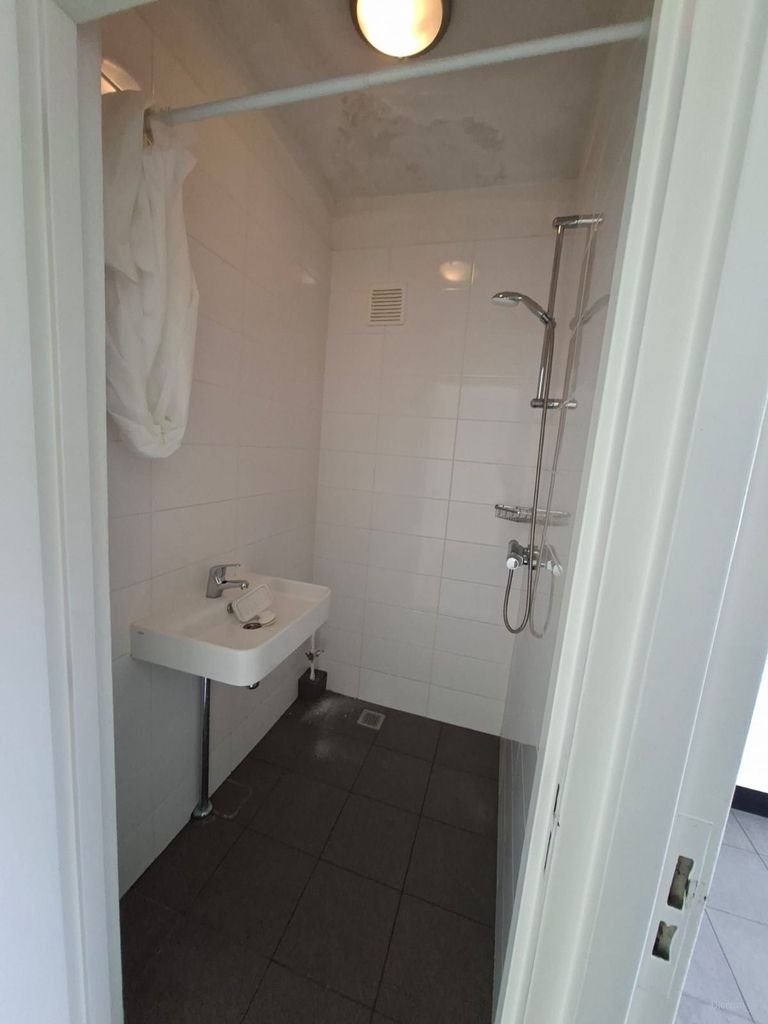 Apartment with balcony and park view - Image 3