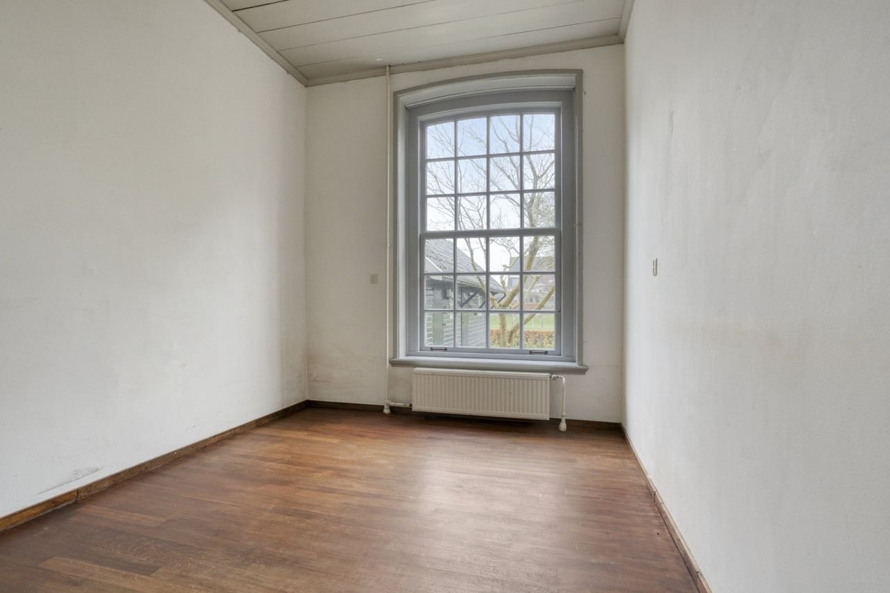 Living in the old town hall with garden - Image 9