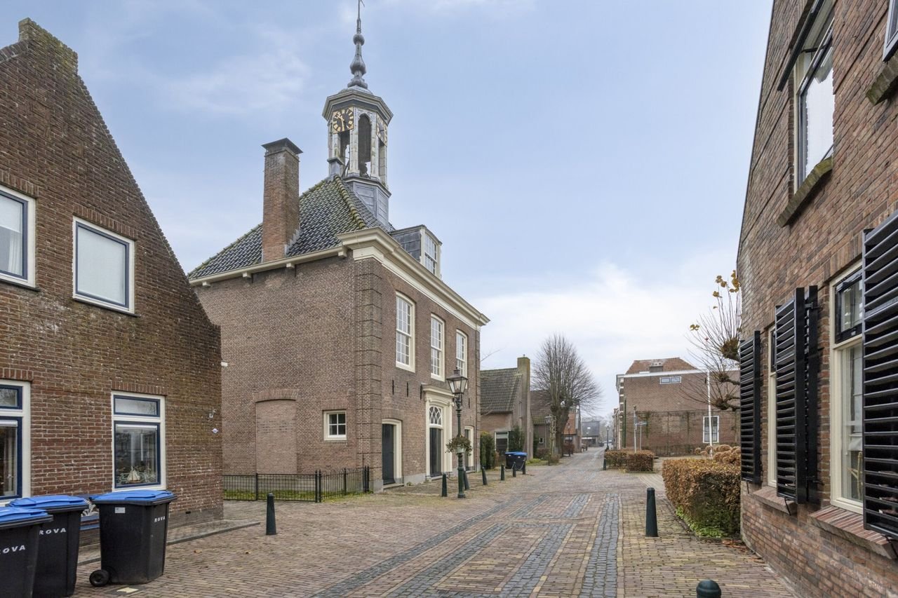 Living in the old town hall with garden - Image 5