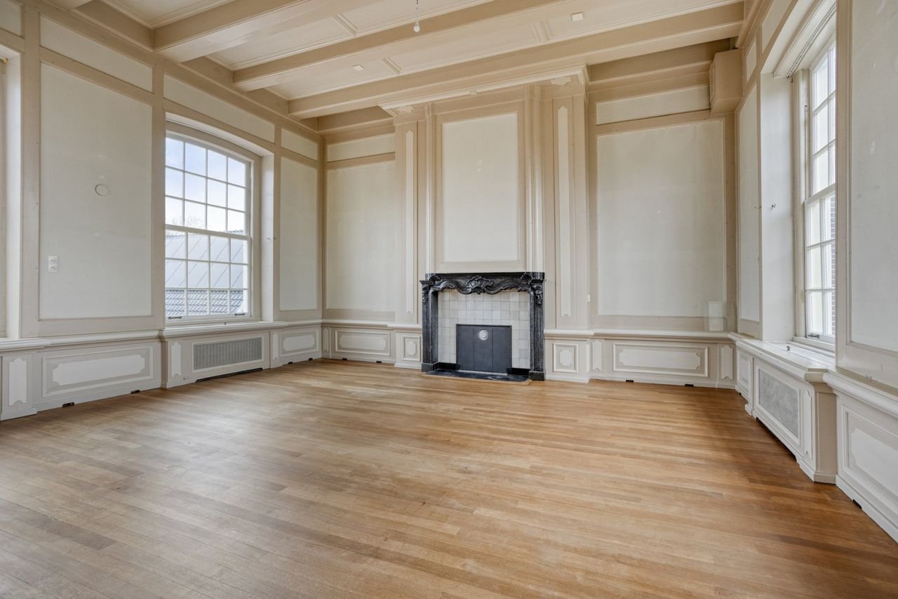 Living in the old town hall with garden - Image 13