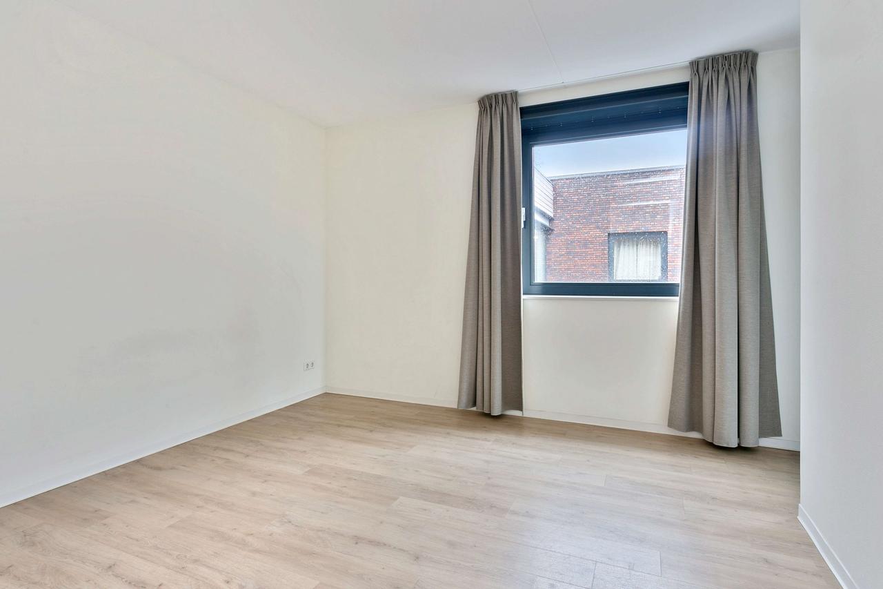 Bright Studio in Rapelenburg for €1125 - Image 4