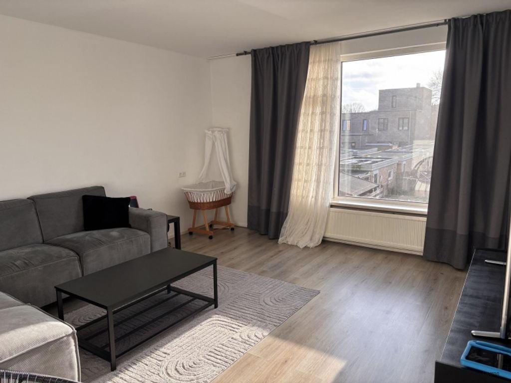 Split-level house with garden in Roermond - Image 2