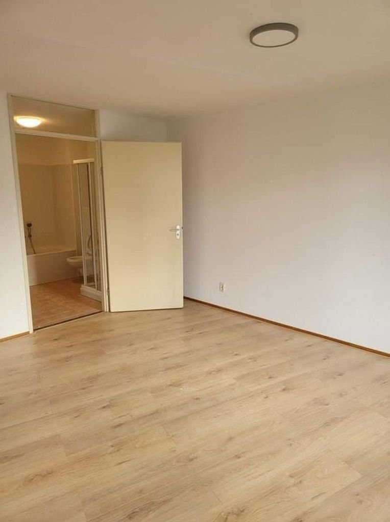 Bright apartment with private parking space - Image 1