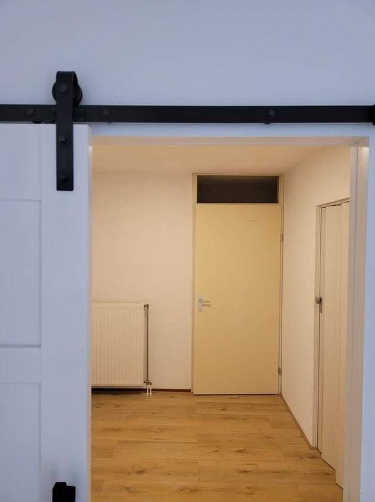 Bright apartment with private parking space - Image 3