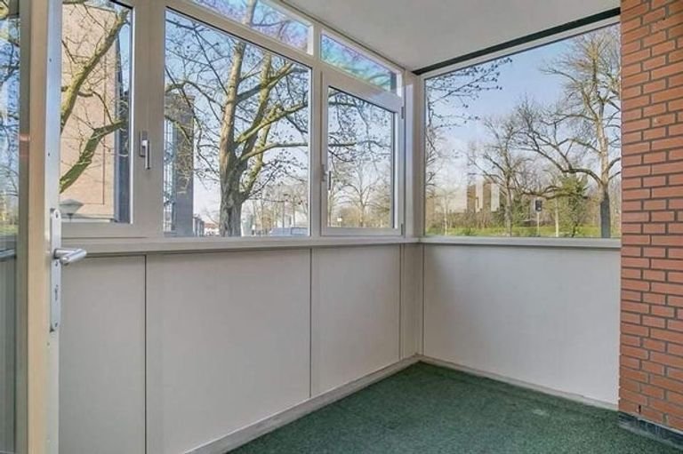 Bright apartment with private parking space - Image 10