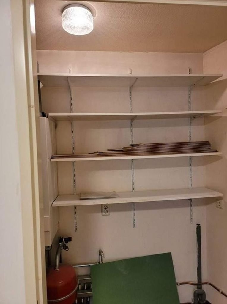 Bright apartment with private parking space - Image 2